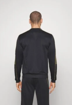 EA7 Emporio Armani Train Core - Sweatshirt - Black/Gold 11 EA7 Emporio Armani Train Core - Sweatshirt - Black/Gold -Total Wear Store 68c4b9f95f68483fbc41431ccb9dbc02