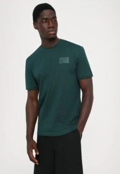 EA7 Emporio Armani TRAIN CORE TEE UNISEX - Basic T-shirt - Ponderosa Pine -Total Wear Store 6a97be4add154bcdaa49daf1b4f6cf0b