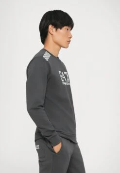 EA7 Emporio Armani TRAIN LINES - Sweatshirt - Asphalt -Total Wear Store 6df4cb9cb19749b69dba9e839298e394