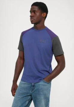 EA7 Emporio Armani TRAIN ATHLETIC BLOCK TEE - Basic T-shirt - Blue -Total Wear Store 6f9172dda25343b1ab217b19631ba1f0