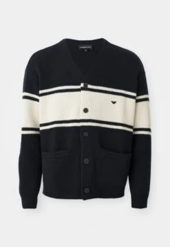 Emporio Armani CARDIGAN - Cardigan - Navy/french Oak 13 Emporio Armani CARDIGAN - Cardigan - Navy/french Oak -Total Wear Store 7078d75ee49c475fb5ce8e46e2d22291 1