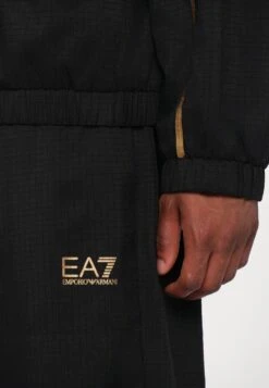 EA7 Emporio Armani VENTUS UNISEX SET - Tracksuit - Black/gold-coloured -Total Wear Store 70edb26142324abda4199ea6ceb83aa5