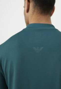 EA7 Emporio Armani TENNIS PRO SERAFINO - Polo Shirt - Ponderosa Pine -Total Wear Store 73d14bd154f84a3ebfacc3c486d27627