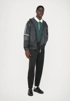 EA7 Emporio Armani TRAIN GRAPHIC SERIES M MONOGRAM - Windbreaker - Black Fancy -Total Wear Store 73f43e9283d446e9a0569e2a81c09bf2