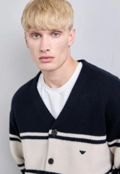 Emporio Armani CARDIGAN - Cardigan - Navy/french Oak 12 Emporio Armani CARDIGAN - Cardigan - Navy/french Oak -Total Wear Store 760fe38a998c4dc182113b852d0da5ca