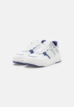 Emporio Armani Hank - Trainers - White/Amethyst -Total Wear Store 7727d398eb854864b2da49e740c392b4