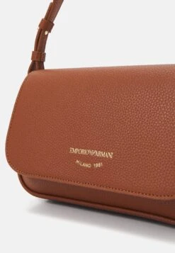 Emporio Armani FLAP CROSS - Cross Body Bag - Cuoio/rosso -Total Wear Store 777538c2aa01436ba9f9ee6ecb65e7ae