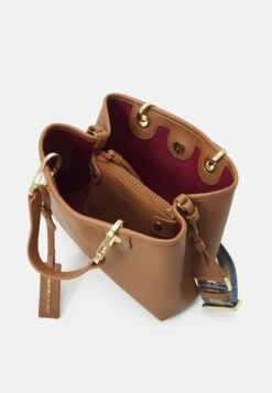 Emporio Armani Myea Bag Set - Handbag - Wood/Geranium 10 Emporio Armani Myea Bag Set - Handbag - Wood/Geranium -Total Wear Store 7786b08609c34e60bbf56530c8a0c465