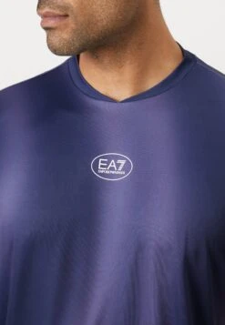 EA7 Emporio Armani TENNIS PRO TEE GRAPHIC - Sports T-shirt - Blue Shade 13 EA7 Emporio Armani TENNIS PRO TEE GRAPHIC - Sports T-shirt - Blue Shade -Total Wear Store 7b08a50e3680488d97642eaa361233b5