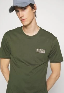 EA7 Emporio Armani Basic T-Shirt - Verde Scuro -Total Wear Store 7ce66b322ec442fc9e1d9e57b26ad0fc