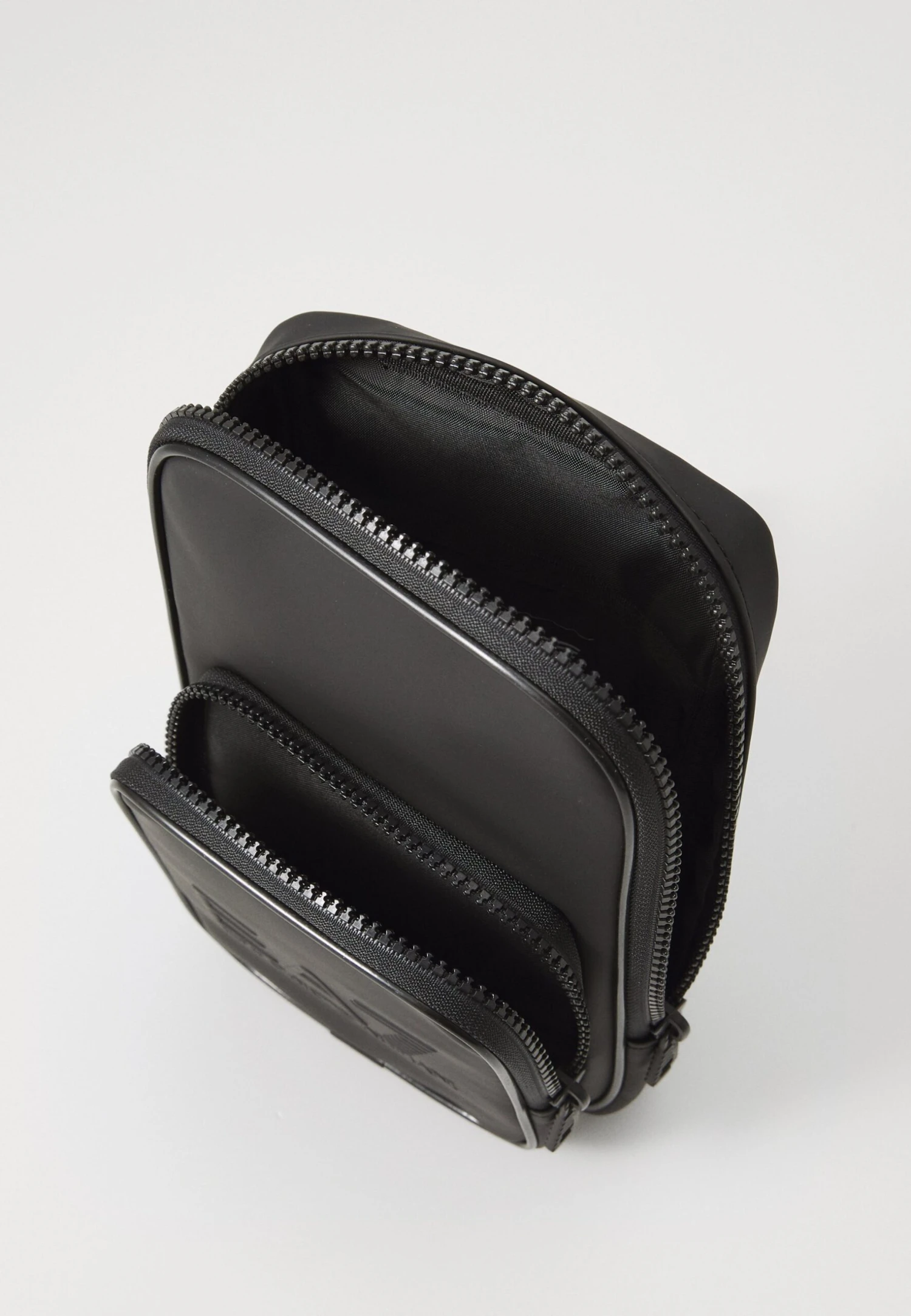 EA7 Emporio Armani TRAIN POUCH BAG UNISEX - Cross Body Bag - Black 5 EA7 Emporio Armani TRAIN POUCH BAG UNISEX - Cross Body Bag - Black - Image 3