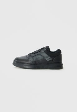 Emporio Armani Trainers - Black/navy