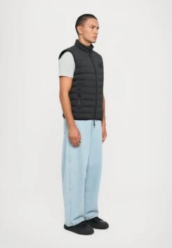 EA7 Emporio Armani MOUNTAIN - Waistcoat - Black -Total Wear Store 822d4f8afcbe4973a85eefb93a3cea29