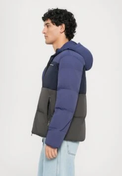 EA7 Emporio Armani TRAIN ATHLETIC COLOUR BLOCK PADDED JACKET - Winter Jacket - Blue -Total Wear Store 829f66f019b84306a11fac5651fcbfba