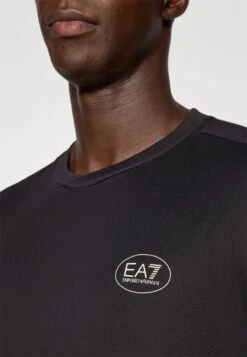 EA7 Emporio Armani TENNIS CLUB TEE - Basic T-shirt - Black 16 EA7 Emporio Armani TENNIS CLUB TEE - Basic T-shirt - Black -Total Wear Store 834e789f5d5a44c3956f4ede8d7a7f5f