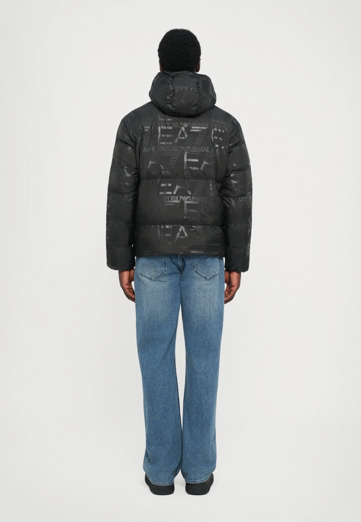 EA7 Emporio Armani MOUNTAIN HOODED JACKET LOGO REPEAT - Winter Jacket - Black 5 EA7 Emporio Armani MOUNTAIN HOODED JACKET LOGO REPEAT - Winter Jacket - Black - Image 3