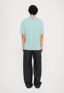 EA7 Emporio Armani TRAIN LOGO TEE - Print T-shirt - Blue Surf 14 EA7 Emporio Armani TRAIN LOGO TEE - Print T-shirt - Blue Surf -Total Wear Store 86f595165327484085b5155f69966384