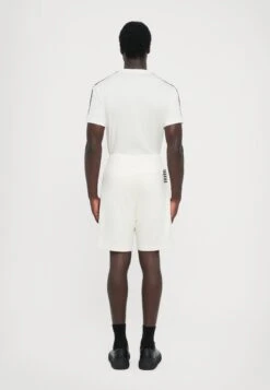 EA7 Emporio Armani TRAIN CORE - Sports Shorts - Vanilla Ice -Total Wear Store 87615d8bd18d4f9caad6108be391f349
