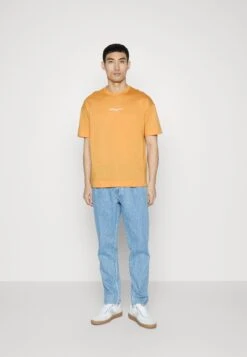 Emporio Armani Print T-Shirt - Arancione -Total Wear Store 8a72674f50684fa5b3890c744ec16178