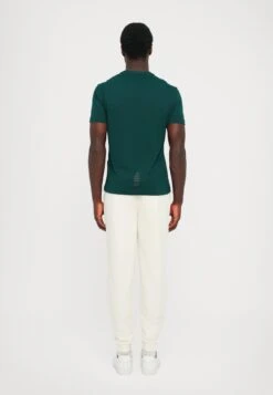 EA7 Emporio Armani TRAIN CORE TEE - Basic T-shirt - Ponderosa Pine 24 EA7 Emporio Armani TRAIN CORE TEE - Basic T-shirt - Ponderosa Pine -Total Wear Store 8bb7d3b9147346ad84a92b938920e51a
