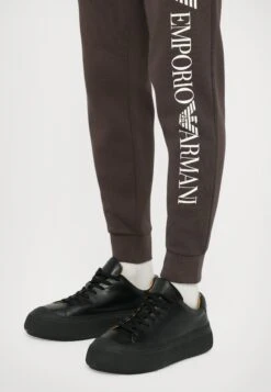 EA7 Emporio Armani TRAIN LOGO SERIES PANTS - Tracksuit Bottoms - Chocolate Brown 21 EA7 Emporio Armani TRAIN LOGO SERIES PANTS - Tracksuit Bottoms - Chocolate Brown -Total Wear Store 8befe35096c34a44b0e4582a9ab7c572