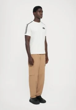 EA7 Emporio Armani LOGO SERIES TAPE TEE - Print T-shirt - Vanilla Ice 15 EA7 Emporio Armani LOGO SERIES TAPE TEE - Print T-shirt - Vanilla Ice -Total Wear Store 8d92800ad86e4a448bc226ea4ab52836