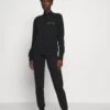 Emporio Armani Jacket And Pants With Cuffs Set - Pyjama Set - Nero 2 Emporio Armani Jacket And Pants With Cuffs Set - Pyjama Set - Nero -Total Wear Store 8e21cd2df2914512b1fb24c5b5e3817f