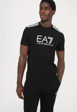 EA7 Emporio Armani TRAIN LINES TEE - Print T-shirt - Black Beauty -Total Wear Store 8ff04cc918424b4999af0a53c897a382