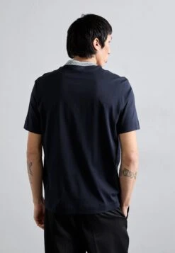 Emporio Armani Basic T-shirt - Iconico Blu Navy 13 Emporio Armani Basic T-shirt - Iconico Blu Navy -Total Wear Store 904ed185d91a4cb9a87ed79649d184e2