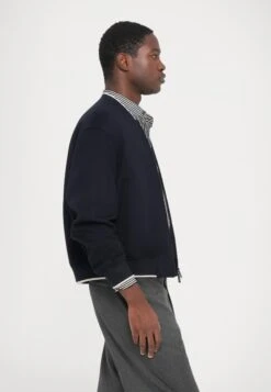 Emporio Armani BLOUSON JACKET - Light Jacket - Blu Navy 13 Emporio Armani BLOUSON JACKET - Light Jacket - Blu Navy -Total Wear Store 9190487801904ca9bf6162f807985852