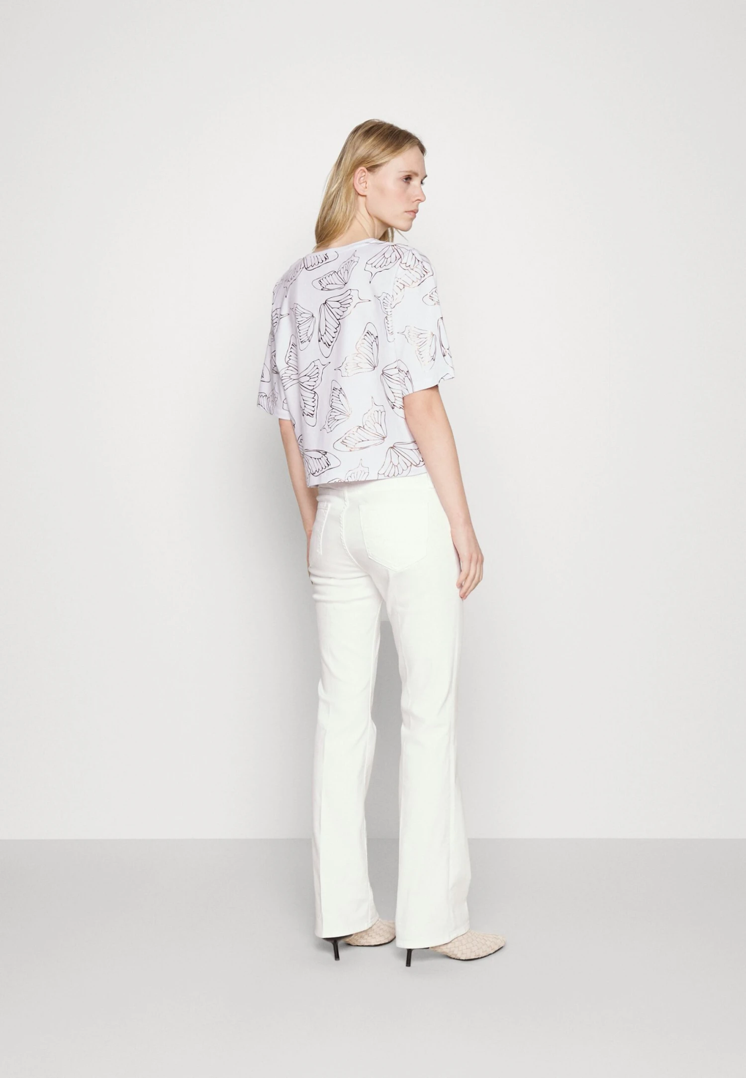 EA7 Emporio Armani Print T-Shirt - White/Gold 5 EA7 Emporio Armani Print T-Shirt - White/Gold - Image 3