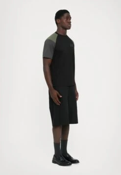 EA7 Emporio Armani TRAIN ATHLETIC BLOCK TEE - Basic T-shirt - Black -Total Wear Store 98be0e1c69394914a5fc6a1667dcca44