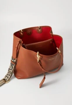 Emporio Armani BAG SET - Tote Bag - Cuoio/rosso -Total Wear Store 993adcce4c35495f8ef60c1fe7f54ab7