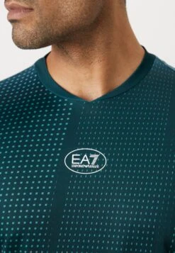 EA7 Emporio Armani TENNIS PRO TEE GRAPHIC - Sports T-shirt - Green Fancy -Total Wear Store 9ae0d4ffa23740a58b5433deaf63c936