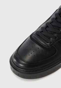 EA7 Emporio Armani PREMIUM COURT UNISEX - Trainers - Triple Black/gold-coloured -Total Wear Store 9c3c78bd7e7e4993ae456efd1a3d6109