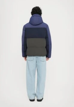 EA7 Emporio Armani TRAIN ATHLETIC COLOUR BLOCK PADDED JACKET - Winter Jacket - Blue -Total Wear Store 9db0a28a00014635ad8f0c3b4bbb44da