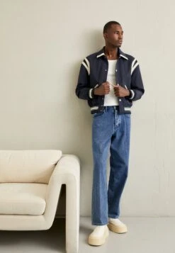 Emporio Armani Bomber Jacket - Blu Navy -Total Wear Store 9e6df712ff3a4650a9f9b413e7aff933