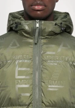 EA7 Emporio Armani MOUNTAIN HOODED JACKET LOGO REPEAT - Winter Jacket - Beetle -Total Wear Store a03bcac55c5e4019842a81295da91c40