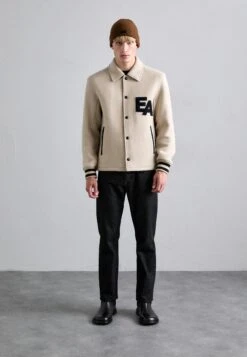 Emporio Armani BEANIE HAT - Beanie - Downtown Brown -Total Wear Store a09c2fa6265e49dab3626fef6a9c2c00