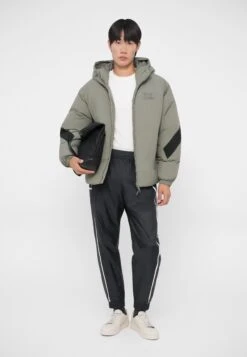 EA7 Emporio Armani TRAIN GRAPHIC SERIES PANTS MONOGRAM - Tracksuit Bottoms - Black Fancy 10 EA7 Emporio Armani TRAIN GRAPHIC SERIES PANTS MONOGRAM - Tracksuit Bottoms - Black Fancy -Total Wear Store a98860924ebf4691af5beb6e1737e117