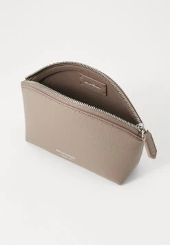 Emporio Armani BEAUTY CASE - Wash Bag - Taupe 12 Emporio Armani BEAUTY CASE - Wash Bag - Taupe -Total Wear Store ae5b25f4dcff40bf800906ae0f372eb0