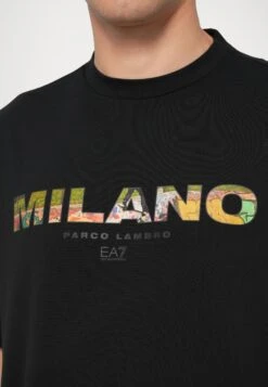 EA7 Emporio Armani TRAIN GRAPHIC SERIES TEE CITIES - Print T-shirt - Black -Total Wear Store b0a7ec884b304c799fc0ba14f84bece7