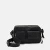Emporio Armani Crossbody St.Cervo Sfoderato - Crossbody Bag - Across Body Bag - Nero/Cipria 1 Emporio Armani Crossbody St.Cervo Sfoderato - Crossbody Bag - Across Body Bag - Nero/Cipria -Total Wear Store b454307adb1f4df599eea546aee1b502