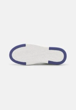 Emporio Armani Hank - Trainers - White/Amethyst -Total Wear Store ba836226c3ff40e9b3388e08038eca19