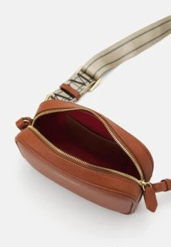 Emporio Armani CAMERA BAG - Cross Body Bag - Cuoio/rosso -Total Wear Store bbdf394af9664b44aa63c811cff1f988