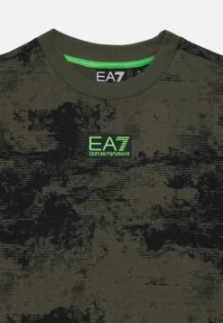 EA7 Emporio Armani UNISEX - Print T-shirt - Green Fancy -Total Wear Store be31267a4f814bb39de80f998caaba7d