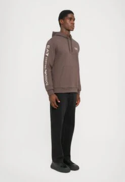 EA7 Emporio Armani TRAIN LOGO SERIES HOODIE EXTENDED - Hoodie - Chocolate Brown -Total Wear Store bfae817e978e4ae18cb58edd6d01a38c