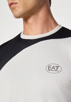 EA7 Emporio Armani TENNIS PRO TEE COLORBLOCK - Sports T-shirt - Vapor Blue -Total Wear Store bfbe4917609f48aa97dd5957734d3184