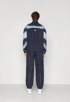 EA7 Emporio Armani TENNIS PRO TRACKSUIT GRAPHIC SET - Tracksuit - Armani Blue -Total Wear Store bfca7914925548c39d782390eaafd317