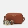 Emporio Armani CAMERA BAG - Cross Body Bag - Cuoio/rosso 1 Emporio Armani CAMERA BAG - Cross Body Bag - Cuoio/rosso -Total Wear Store c17eb76ce1574abdaa2f09fde9b00673 1